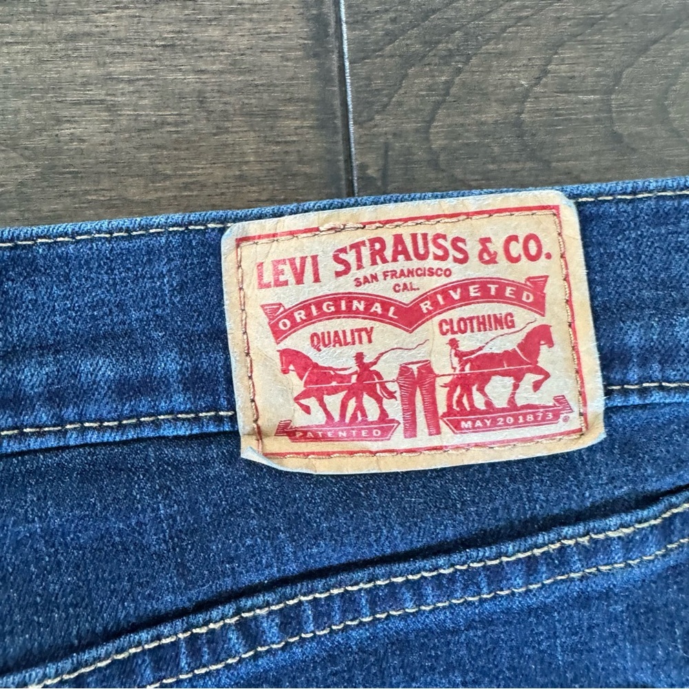 ❤️3/$30 Levi's Classic Straight Fit Women's Jeans – Dark Wash – Size 12 - Picture 10 of 12